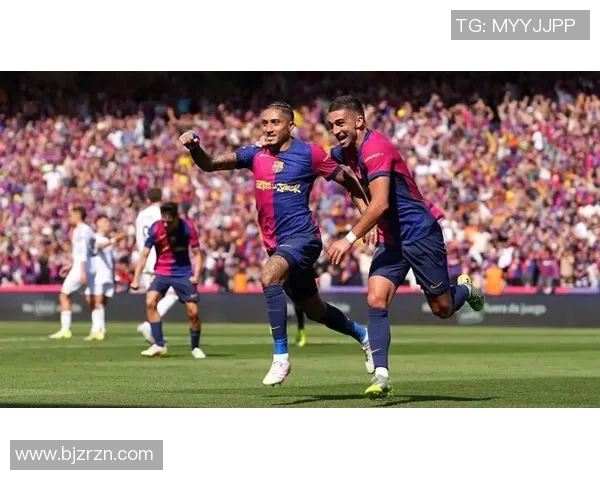 拉菲尼亚携家人朋友探访诺坎普施工现场现场气氛温馨充满期待